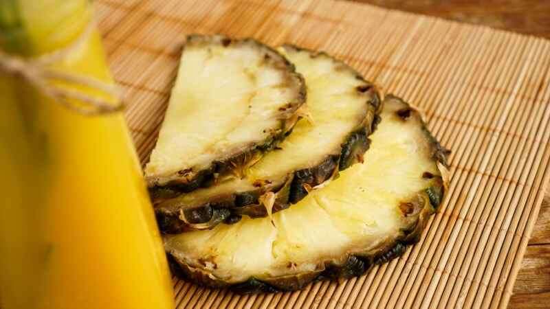 Jak obierać ananasa i jak go kroić?