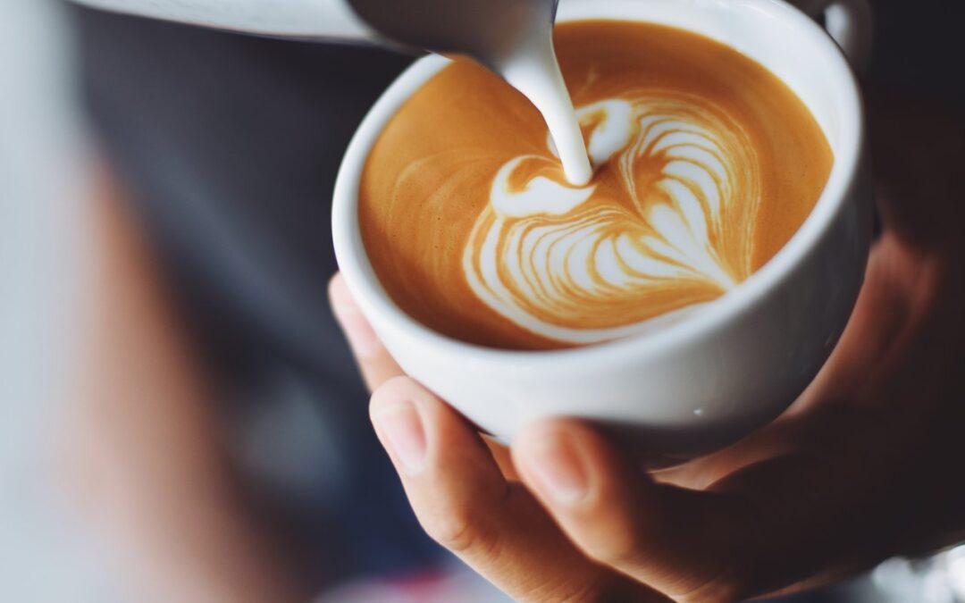 Przewodnik po rodzajach kawy: Poznaj różnorodność smaków i aromatów