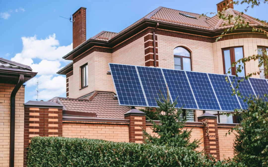 Jak wybrać panele solarne do domu – przewodnik dla początkujących
